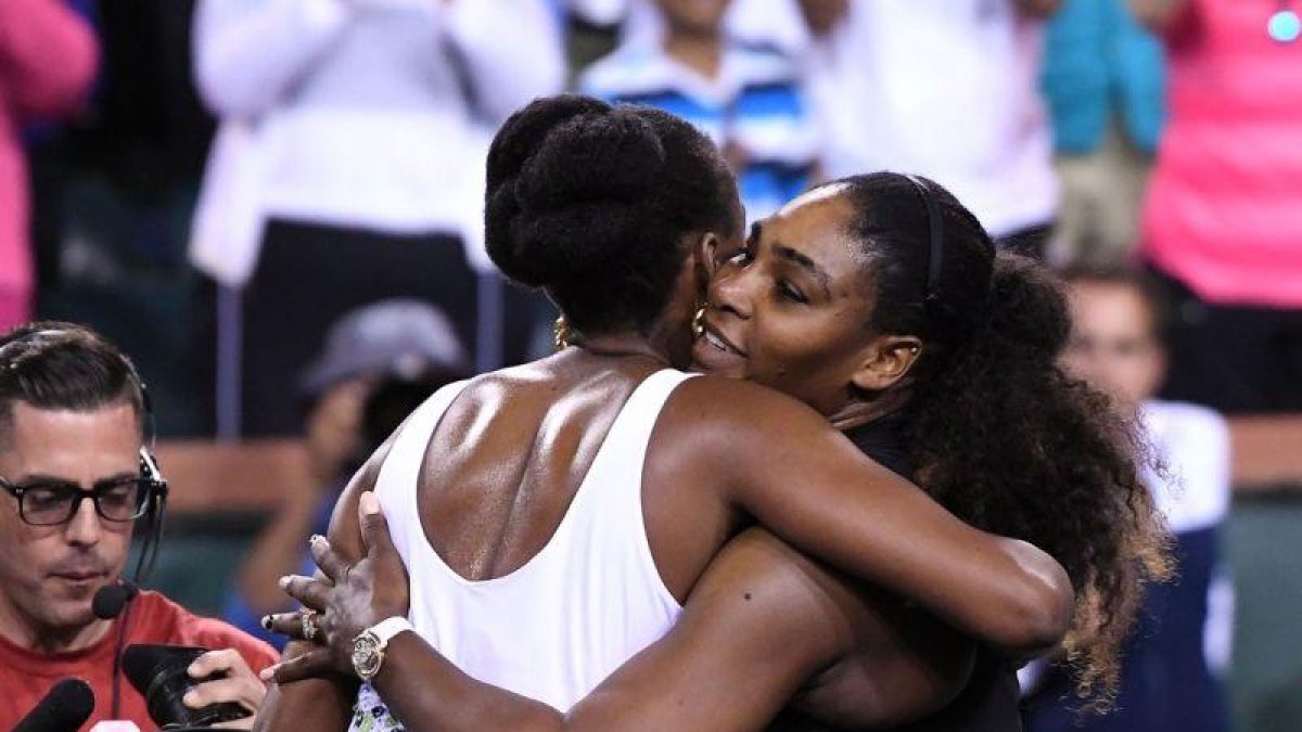 Las hermanas Williams se abrazan tras el partido.-KEVORK DJANSEZIAN (AFP)