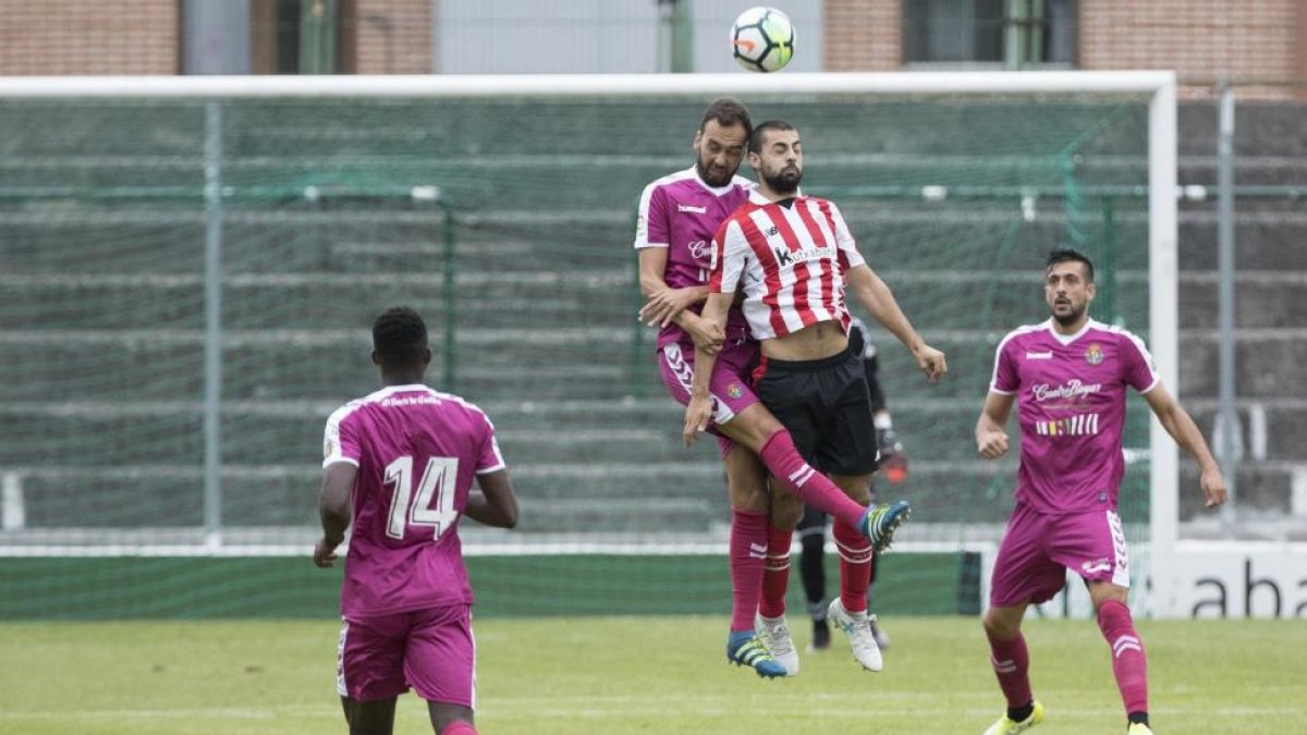 Villalibre salta junto a Deivid en el Athletic-Valladolid de pretemporada disputado en Sestao.-DAVID S. BUSTAMANTE