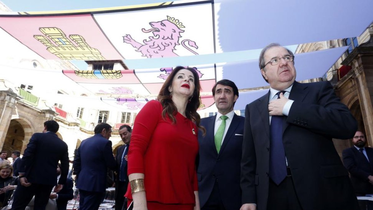 El presidente de la Junta, Juan Vicente Herrera, el consejero de Fomento, Juan Carlos Suárez-Quiñones y la presidenta de las Cortes, Silvia Clemente-ICAL
