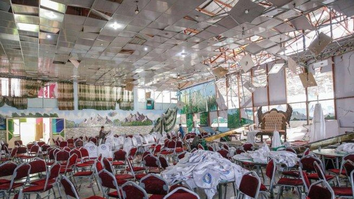 Estado en el que ha quedado la sala donde se celebraba la boda donde un suicida se ha hecho explotar en Kabul.-EFE / HEDAYATULLAH AMID