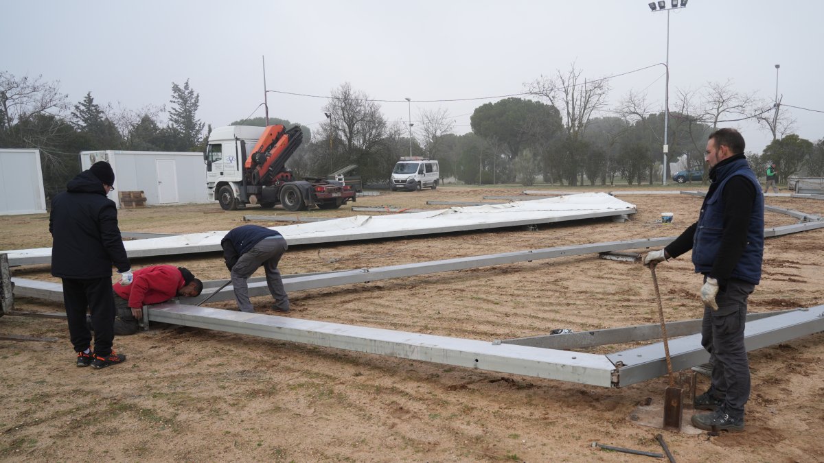 Preparativos en los terrenos de la antigua Hípica Militar. | J. M. LOSTAU