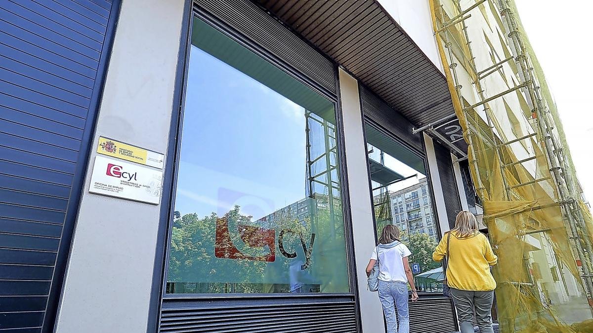 Exterior de las oficinas del Ecyl en la plaza de Poniente.-MIGUEL ÁNGEL SANTOS / PHOTOGENIC