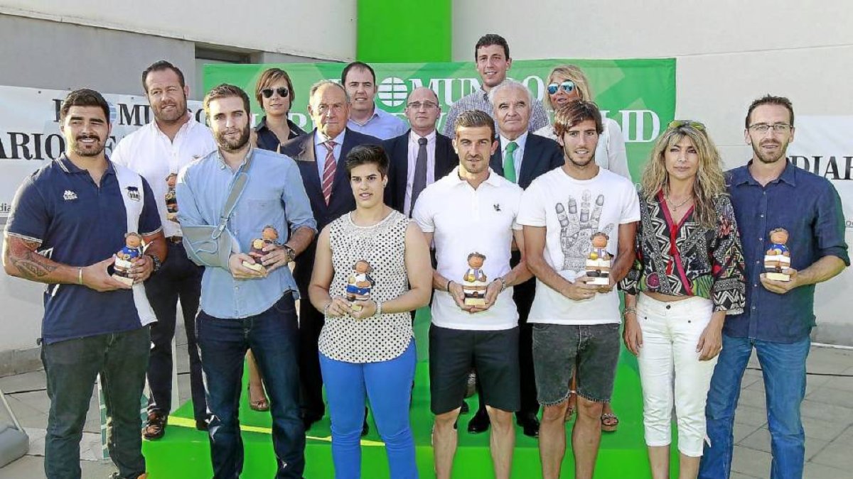 Galardonados y patrocinadores posan durante la gala, en la que se premió a los más destacados de la temporada.-J.M. Lostau