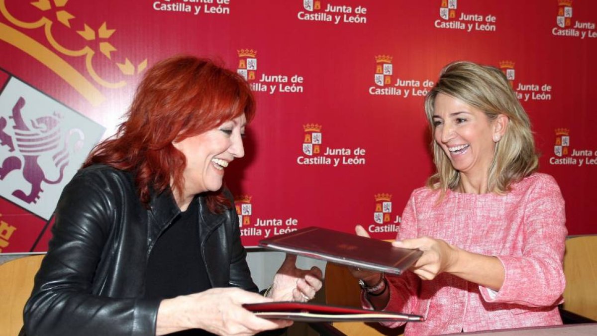 La consejera de Cultura y Turismo, Alicia García, firma un convenio con la directora del Hay Festival, Sheila Cremaschi-Ical