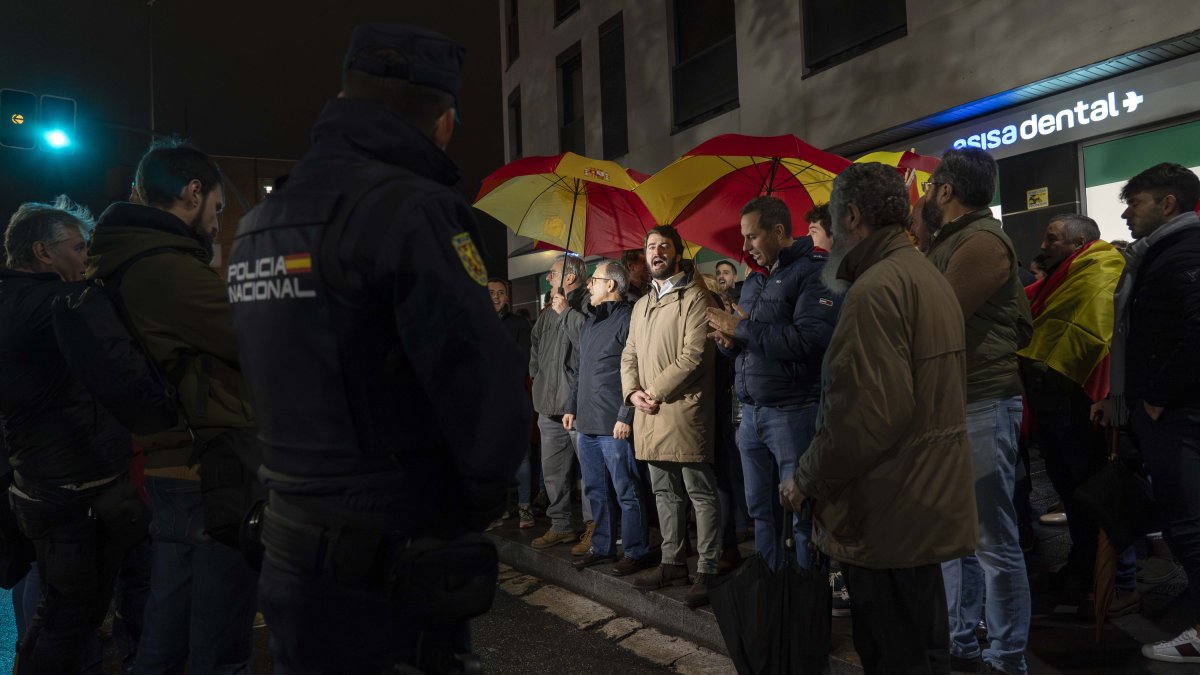 Una imagen de archivo del vicepresidente de la Junta, Juan García Gallardo y el consejero de Industria, Comercio y Empleo Mariano Veganzones, en la concentración en la sede del Psoe de Valladolid. ICAL