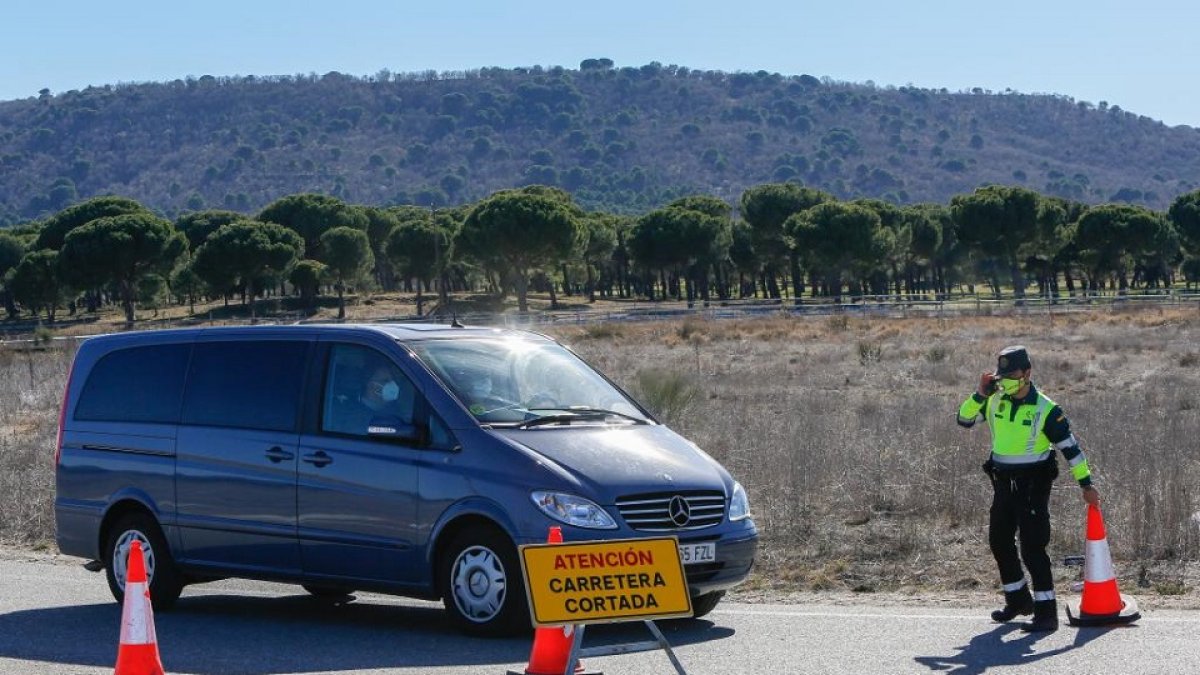 Agentes de la Guardia Civil en el tramo de la carretera de Traspinedo donde se encontró el cadáver.- J. M. LOSTAU