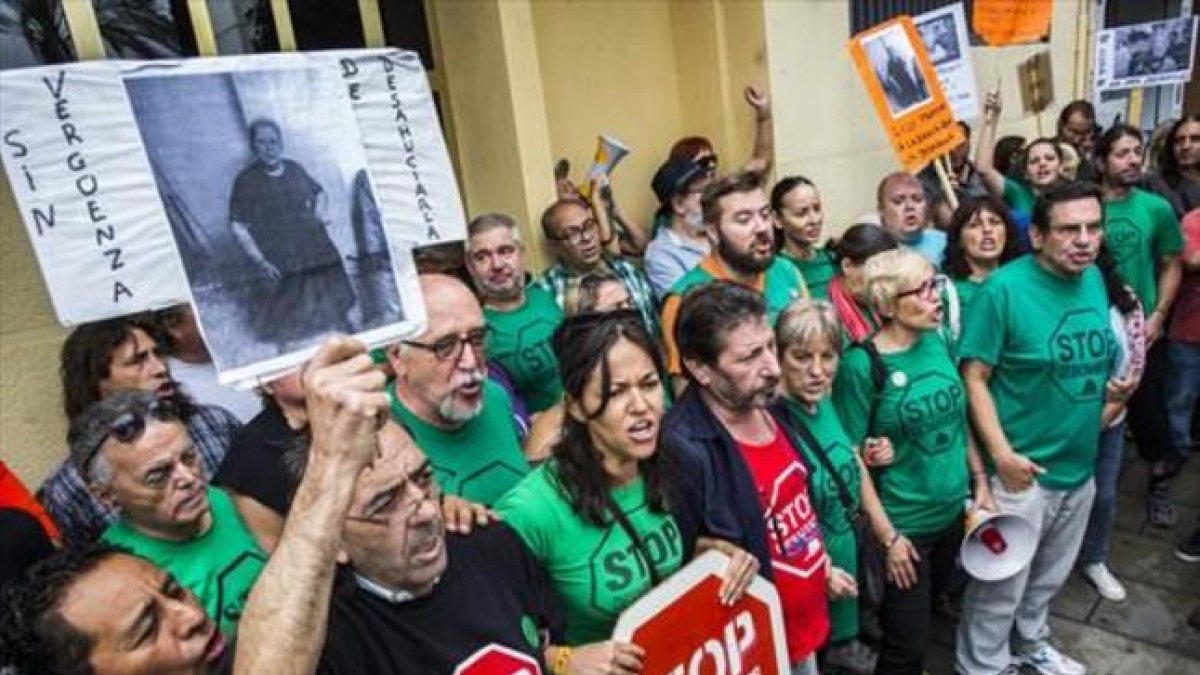 Miembros de la PAH protestan contra un desahucio en Valencia.-MIGUEL LORENZO