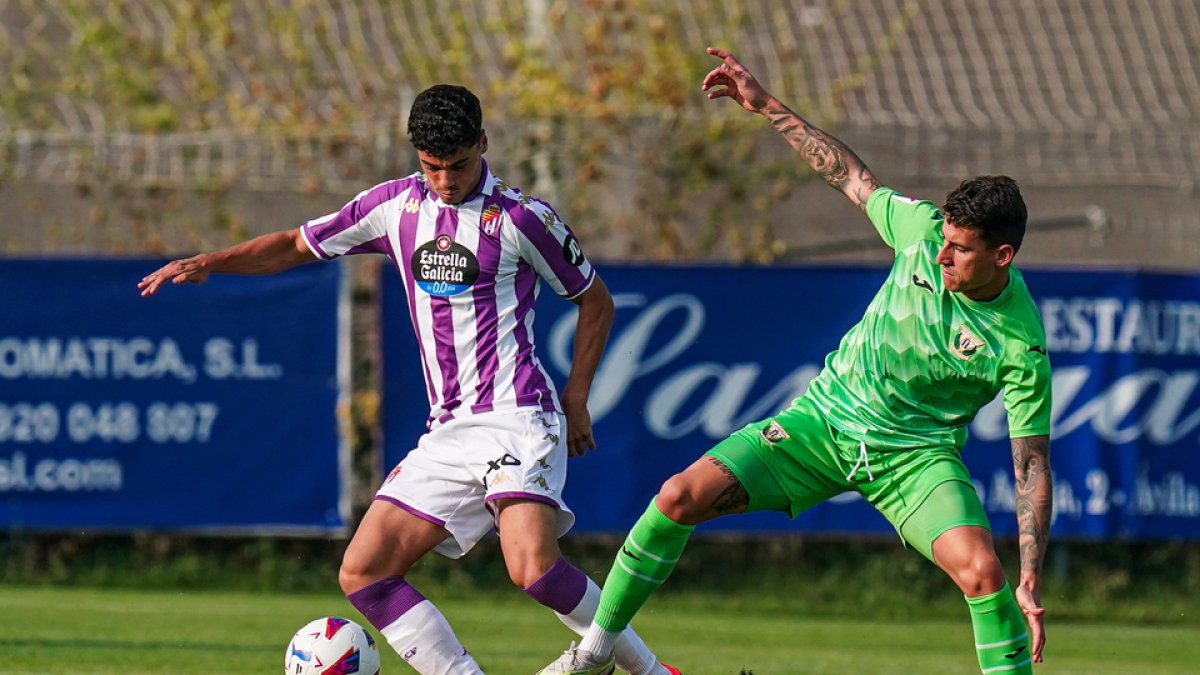 David Torres recibe una entrada de un jugador del Leganés en pretemporada. / RV / I. SOLA