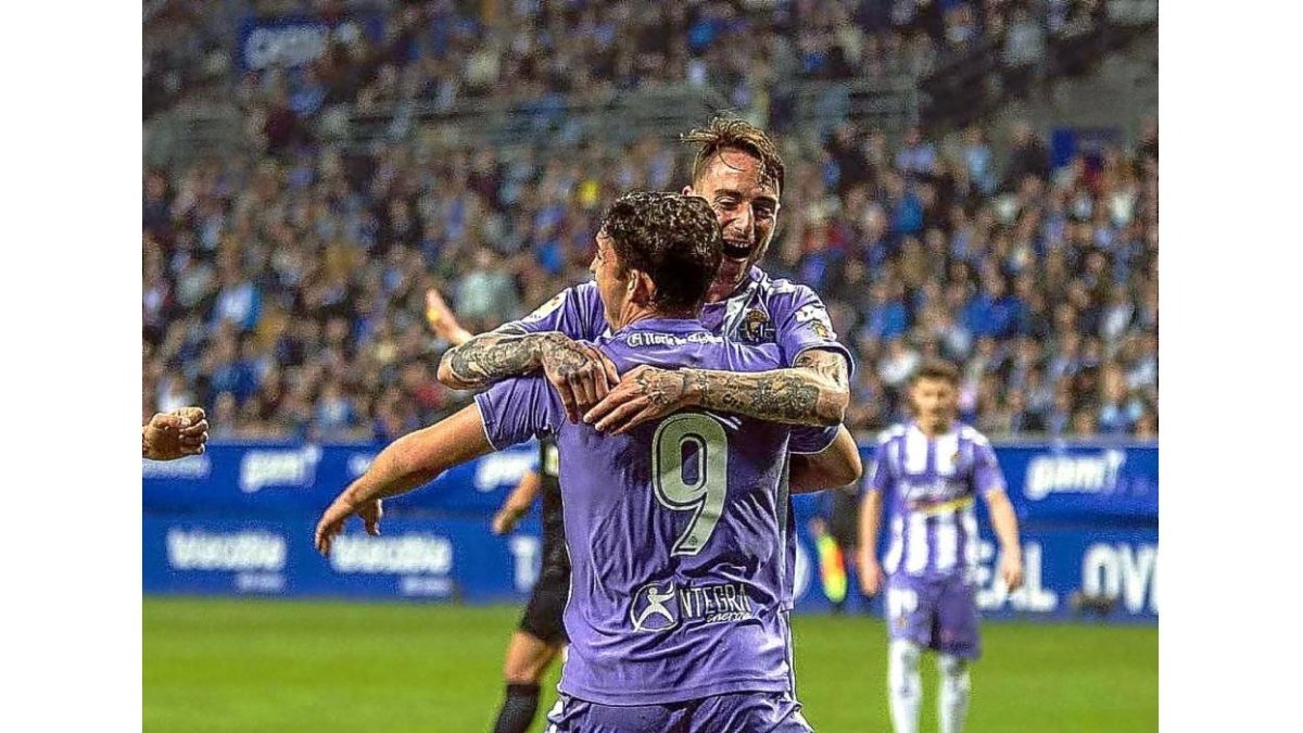 Mata celebra el gol con Calero.-PHOTO-DEPORTE