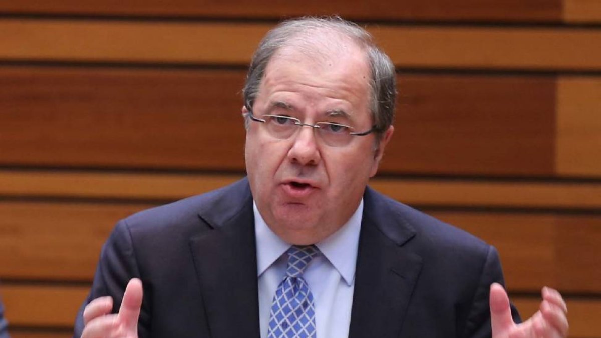 El presidente de la Junta, Juan Vicente Herrera, responde al portavoz socialista durante el pleno en las Cortes de Castilla y León-Ical