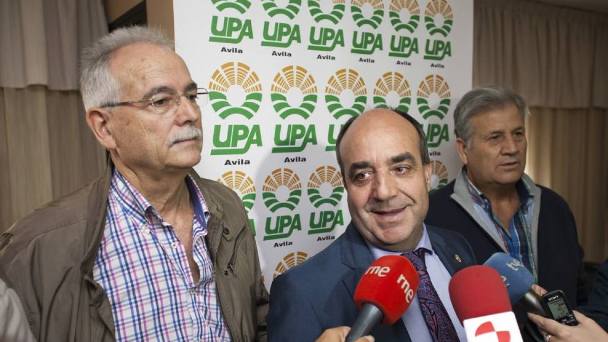 El director general de Política Agraria Comunitaria de la Junta, Juan Pedro Medina Rebollo, explica la aplicación de la nueva PAC 2015-2020 en una jornada organizada por UPA. De I. a D. Ignacio Senovilla, Juan Pdro Medina, y Julio López-Ical