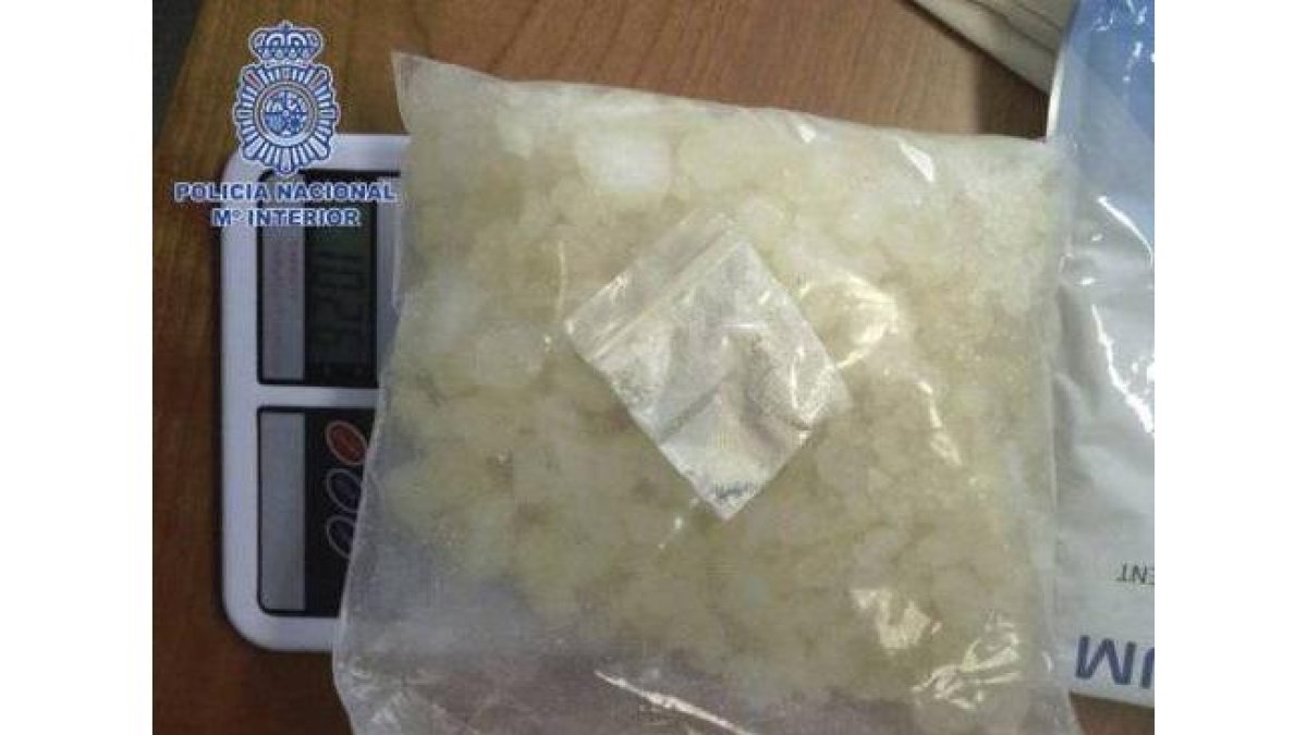 Imagen facilitada por la Policía Nacional que ha decomisado en Fuengirola (Málaga) 1.024 gramos de pirovalerona, una de las mayores aprehensiones de esta droga psicoactiva de síntesis realizadas hasta ahora en Europa.-Foto: POLICÍA NACIONAL