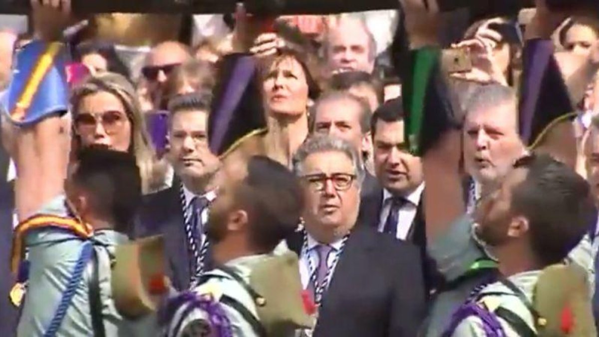 Los ministros Zoido, Catalá y Méndez de Vigo cantan el himno de la Legión al paso del Cristo de la Buena Muerte, durante la procesión celebrada en Málaga el 30 de marzo de 2018.-ATLAS