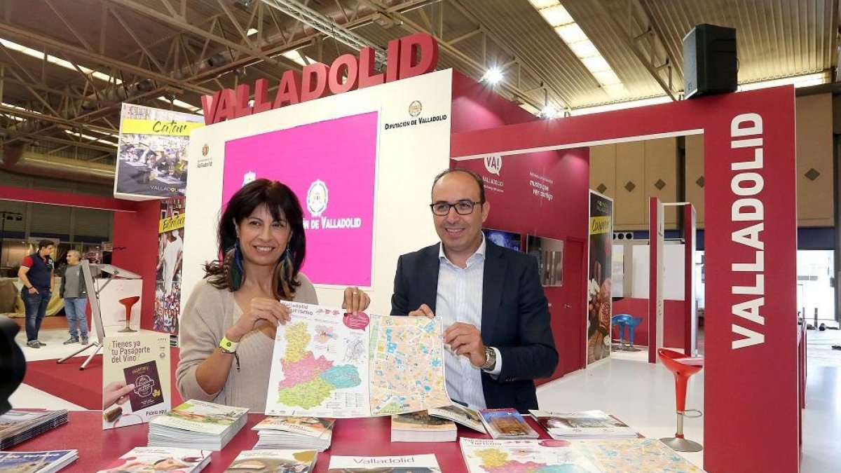 El diputado de Empleo y Desarrollo Económico de la Diputación de Valladolid, Victor Alonso, y la concejala de Cultura y Turismo del Ayuntamiento, Ana Redondo, presentan el expositor de ambas instituciones en la 85 Feria Internacional de Muestras.-ICAL