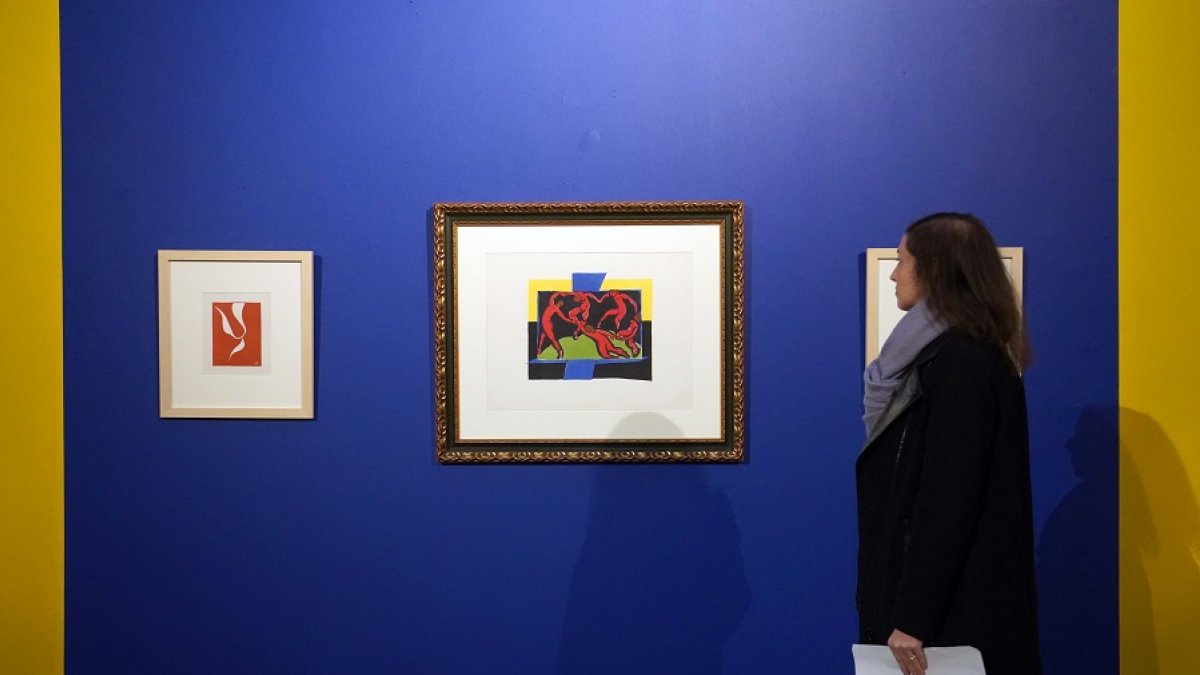 María Mozo, de la FMC, contempla un linograbado de ‘La danza’, en Las Francesas . | M. CHACÓN- ICAL