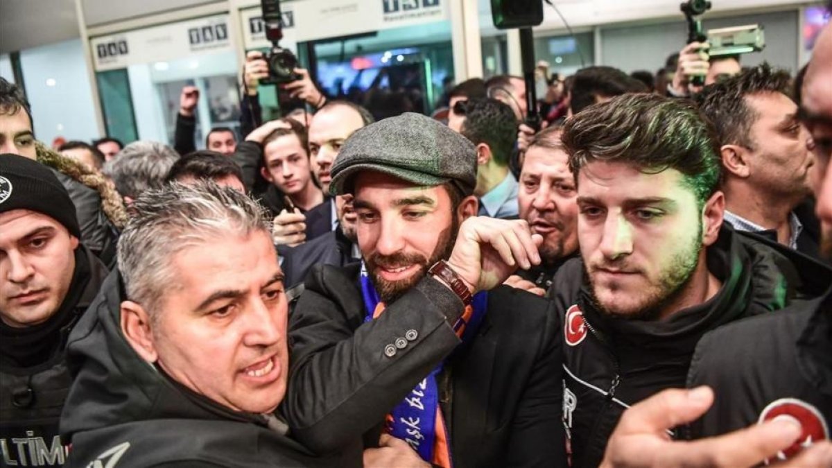 Arda, en su llegada a Estambul para fichar por el Basaksehir-AFP / OZAN KOSE
