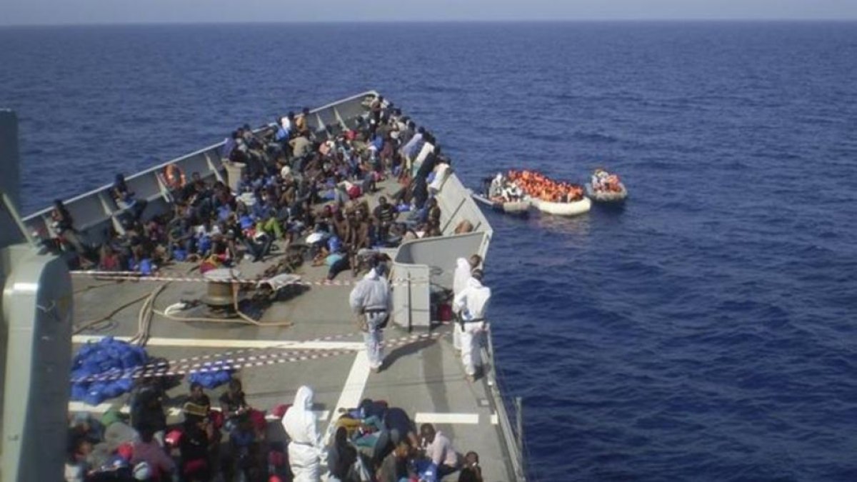 Refugiados rescatados por la fragata Navarra.-
