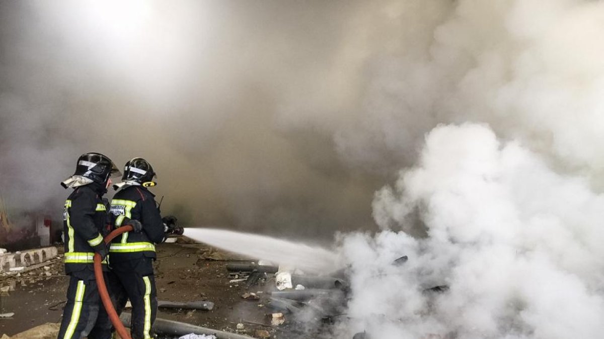 Los bomberos de León sofocan un incendio en la antigua fábrica Forjados Rubiera-ICAL