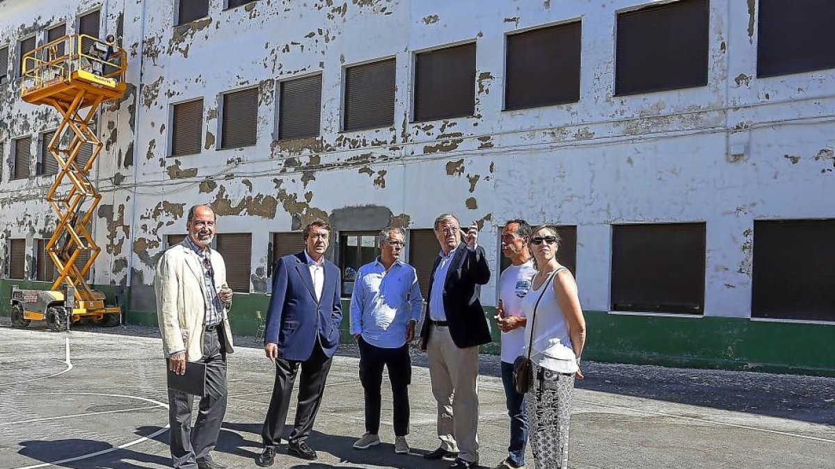 El alcalde de León durante la visita ayer de las obras que se llevan a cabo en el Colegio Público Ponce de León.-ICAL