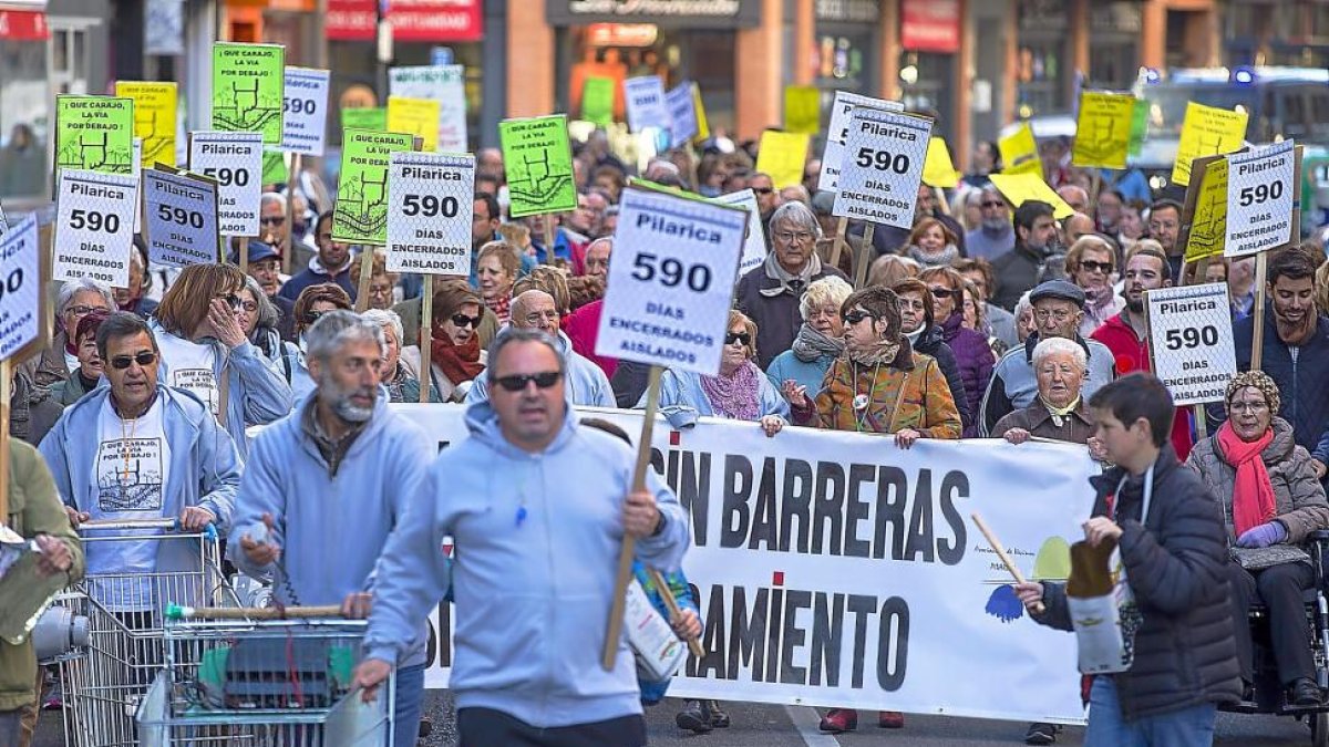 Imagen de archivo de una manifestación por el soterramiento en Valladolid. - E. M.