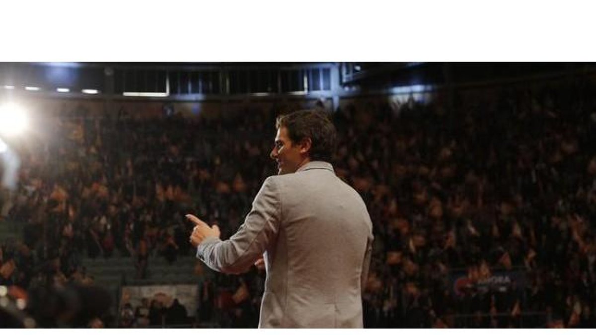 Albert Rivera saluda a los simpatizantes durante el mitin en la plaza de toros de Vistalegre, en Madrid.-AGUSTÍN CATALÁN