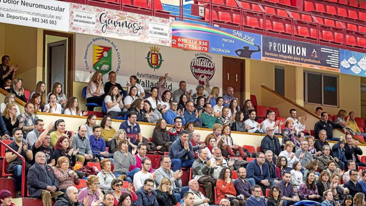 Imagen de la grada y el palco de Huerta del Rey durante el Aula-Zuazo de esta temporada.-MIGUEL ÁNGEL SANTOS