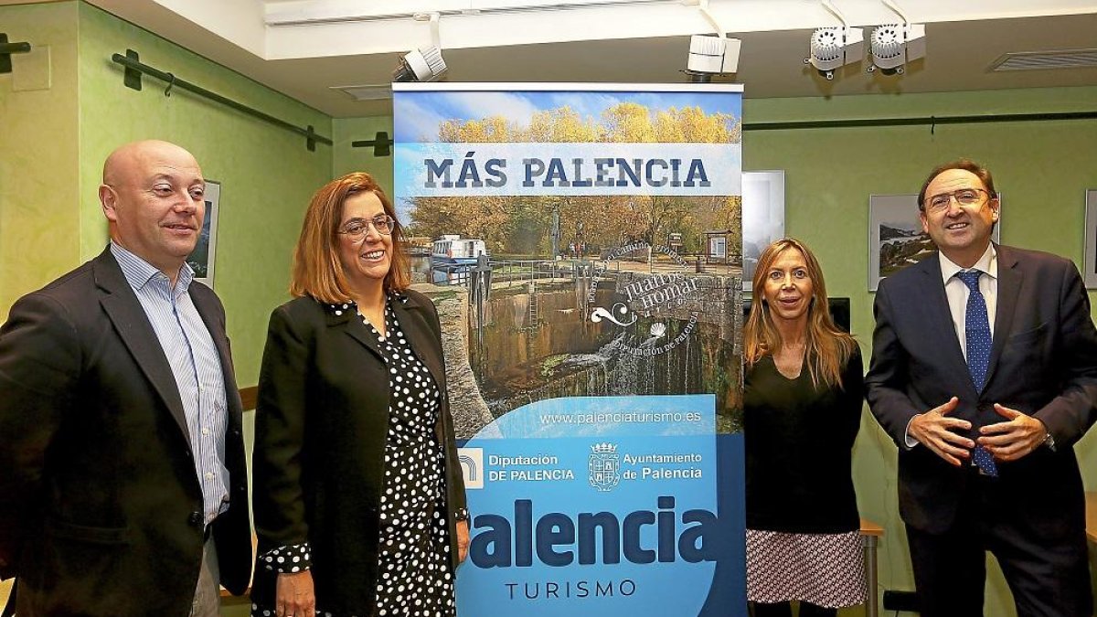 Ángeles Armisén y Alfonso Polanco, acompañados de los responsables de Turismo Luis Calderón y Carmen Fernández.-ICAL
