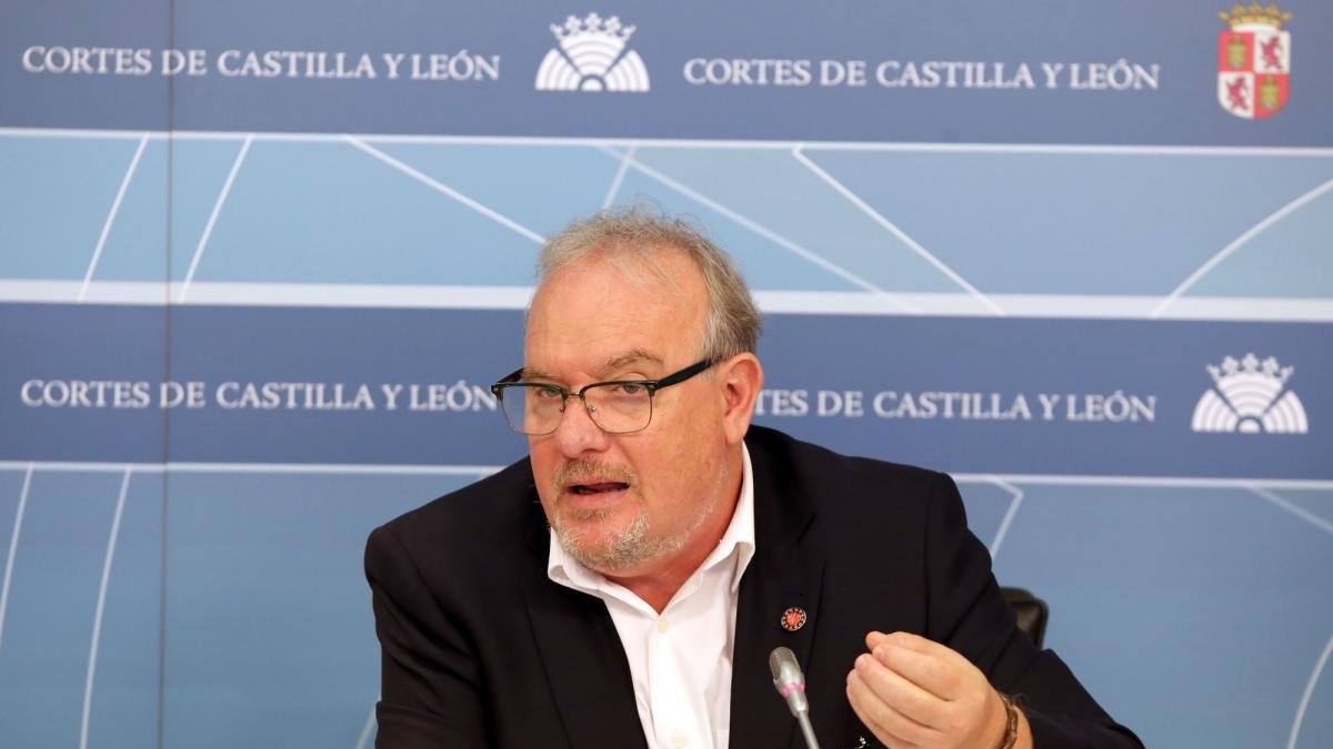 El portavoz de Hacienda del Grupo Parlamentario Socialista, José Francisco Martín, analiza la posición de la Junta en el Consejo de Política Fiscal y Financiera.-RUBÉN CACHO / ICAL