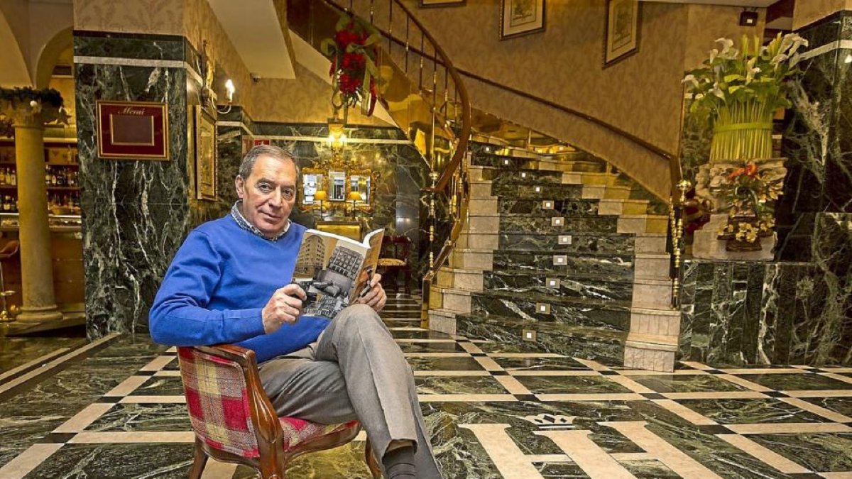 El autor, José Miguel Ortega, posa con su libro en la actual recepción del Imperial.-Miguel Ángel Santos