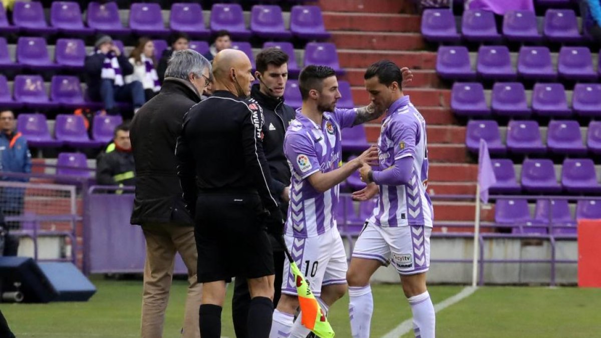 Sergio Marcos sustituye a De Tomás durante el Real Valladolid-Tenerife.-PABLO REQUEJO (PHOTOGENIC)