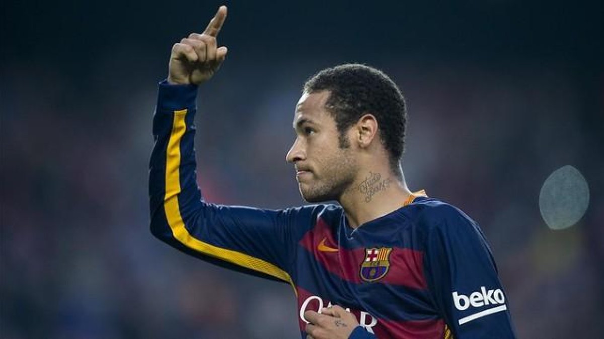 Neymar dedica a la afición el gol ante el Villarreal.-JORDI COTRINA