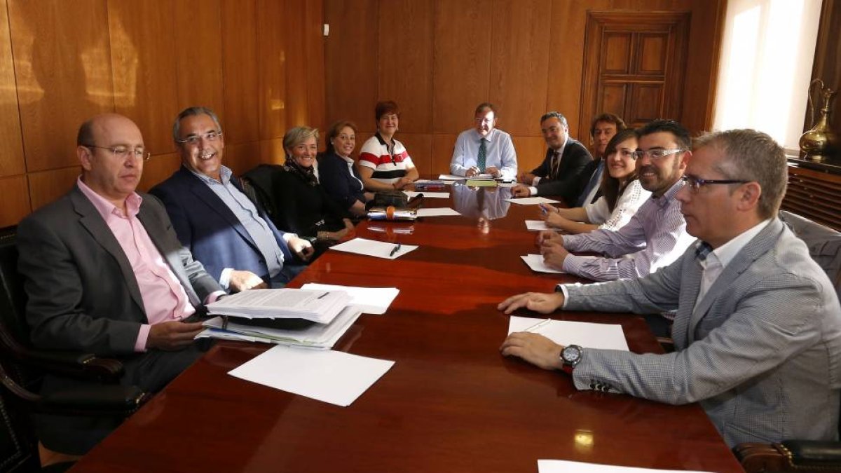 El alcalde de León, Antonio Silván, se reúne por primera vez con los concejales de su equipo de gobierno en el Ayuntamiento de San Marcelo-ICAL