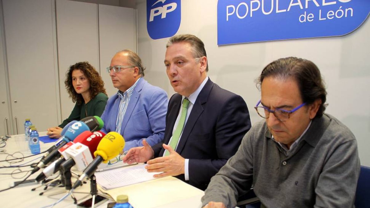 La senadora Silvia Franco, y los parlamentarios nacionales del Partido Popular de León Alfredo Prada(CD), Eduardo Fernández (CI) y Luis Aznar (D), abordan en rueda de prensa los proyectos ferroviarios para la provincia de León-Ical