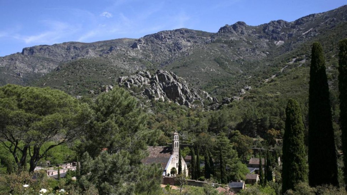Imagen del monasterio del Santo Desierto de SanJosé de Las Batuecas, en Salamanca.Debajo, Cruz de Ferro, hito del Camino de Santiago.-ICAL /jose ayma