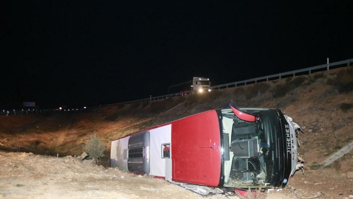 El autocar volcó y se despeñó por un terraplén de unos siete metros.-RAÚL G. OCHOA