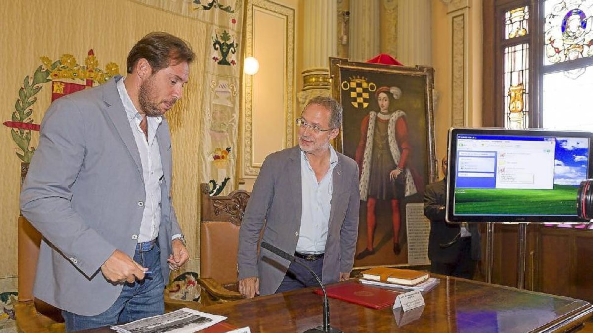 Óscar Puente y Manuel Saravia antes de exponer los argumentos en favor del antiguo colegio El Savador como mejor emplazamiento.-P. Requejo