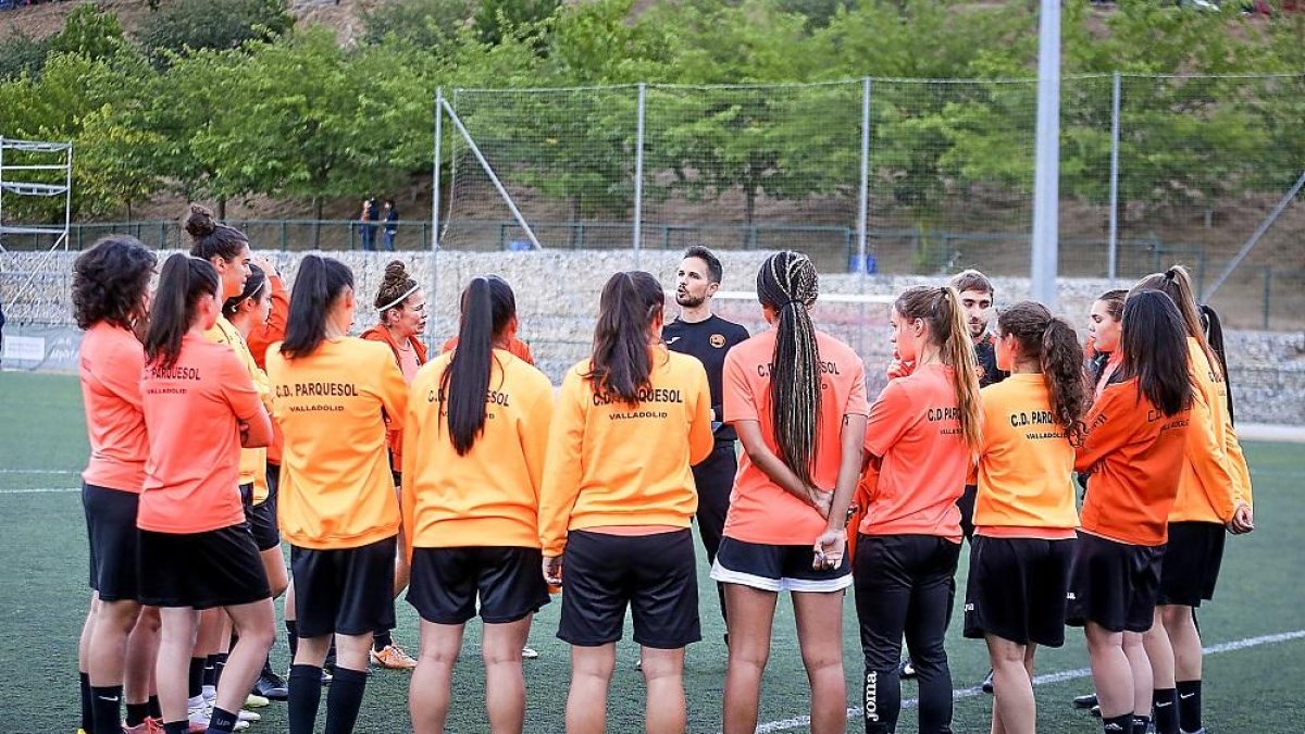 Jiménez da instrucciones a la plantilla durante un entrenamiento.-M.Á.S.