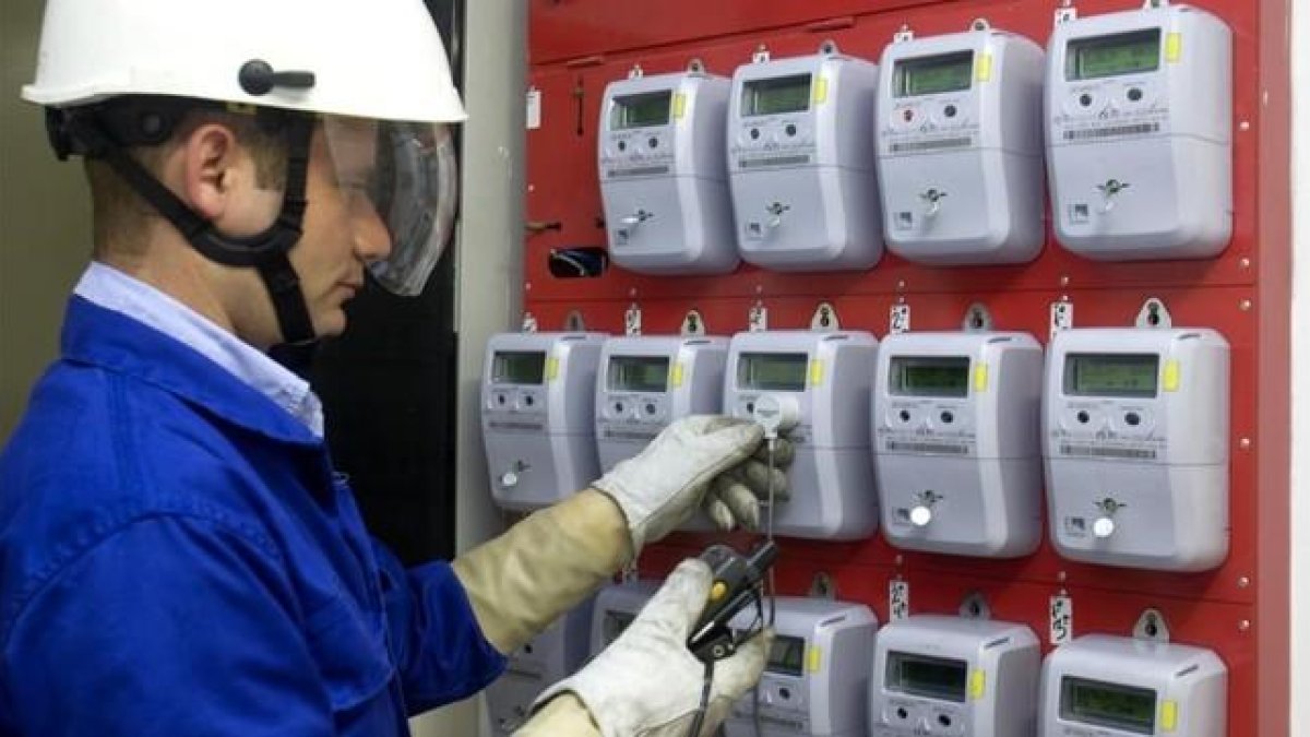 Un operario de Endesa instalando contadores digitales.-