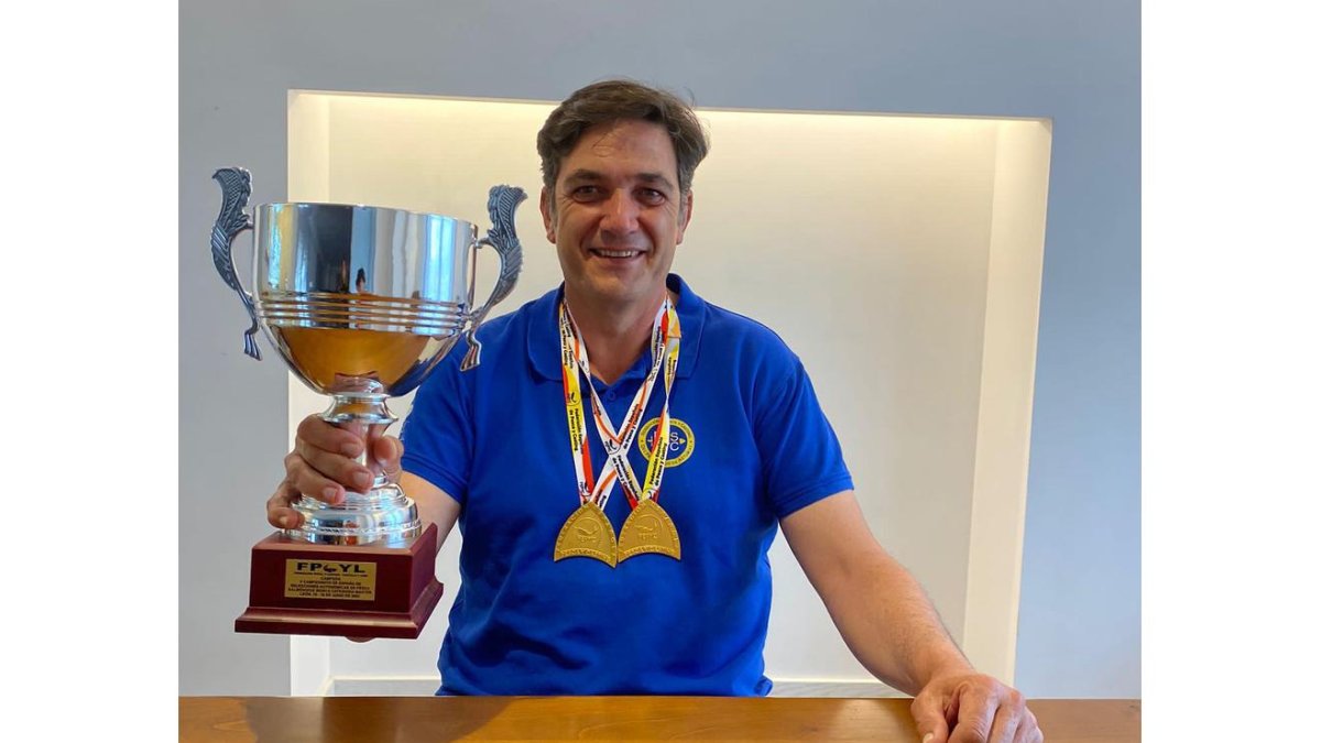 Miguel Bao Coutado con su trofeo y medallas de campeón de España de salmónidos mosca categoría máster. Leonardo de la Fuente.