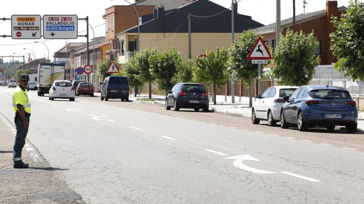 Guardia civil en la carretera.-CARLOS S. CAMPILLO / ICAL