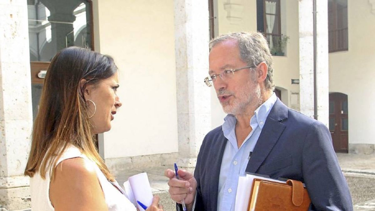 La gerente de Valladolid Alta Velocidad, Cristina González y el concejal de Urbanismo Manuel Saravia.-ICAL