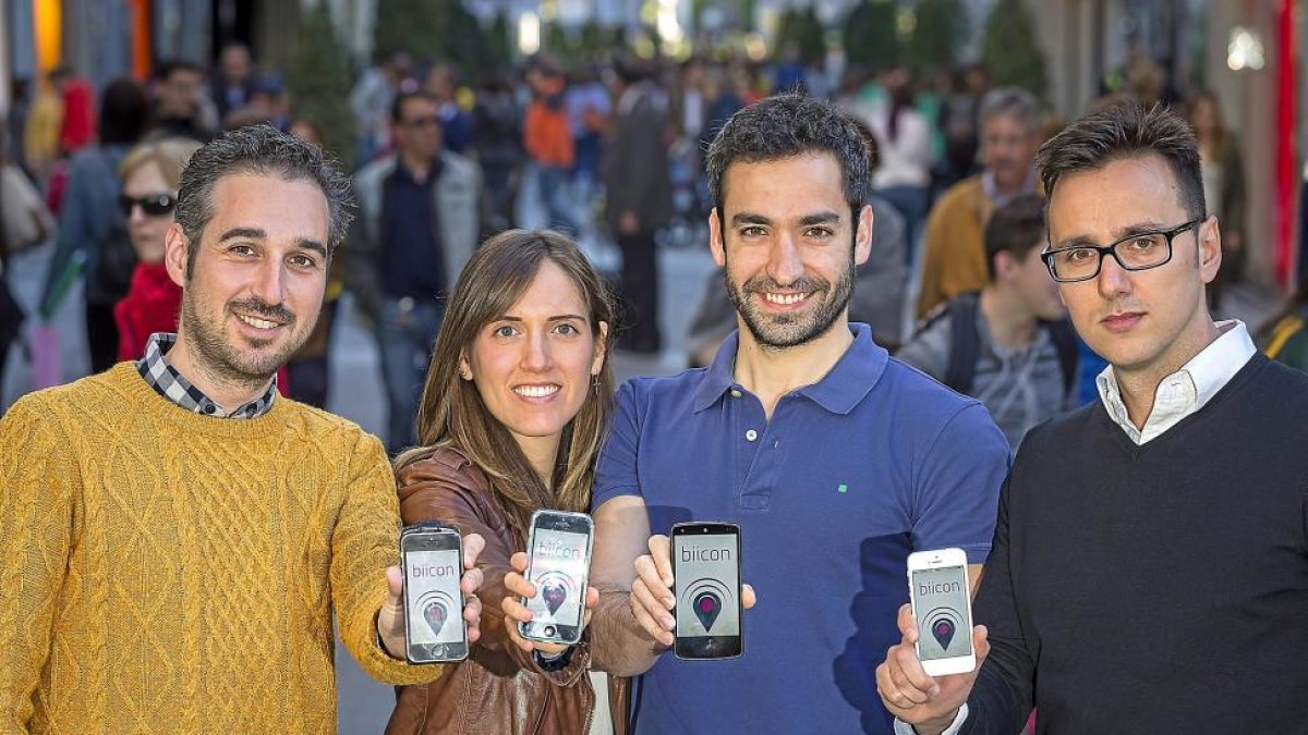 Diego Cerro, Susana Tapia, Jesús Merino y Samuel Pardal con la aplicación Biicon en la calle Santiago de Valladolid.-MIGUEL ÁNGEL SANTOS