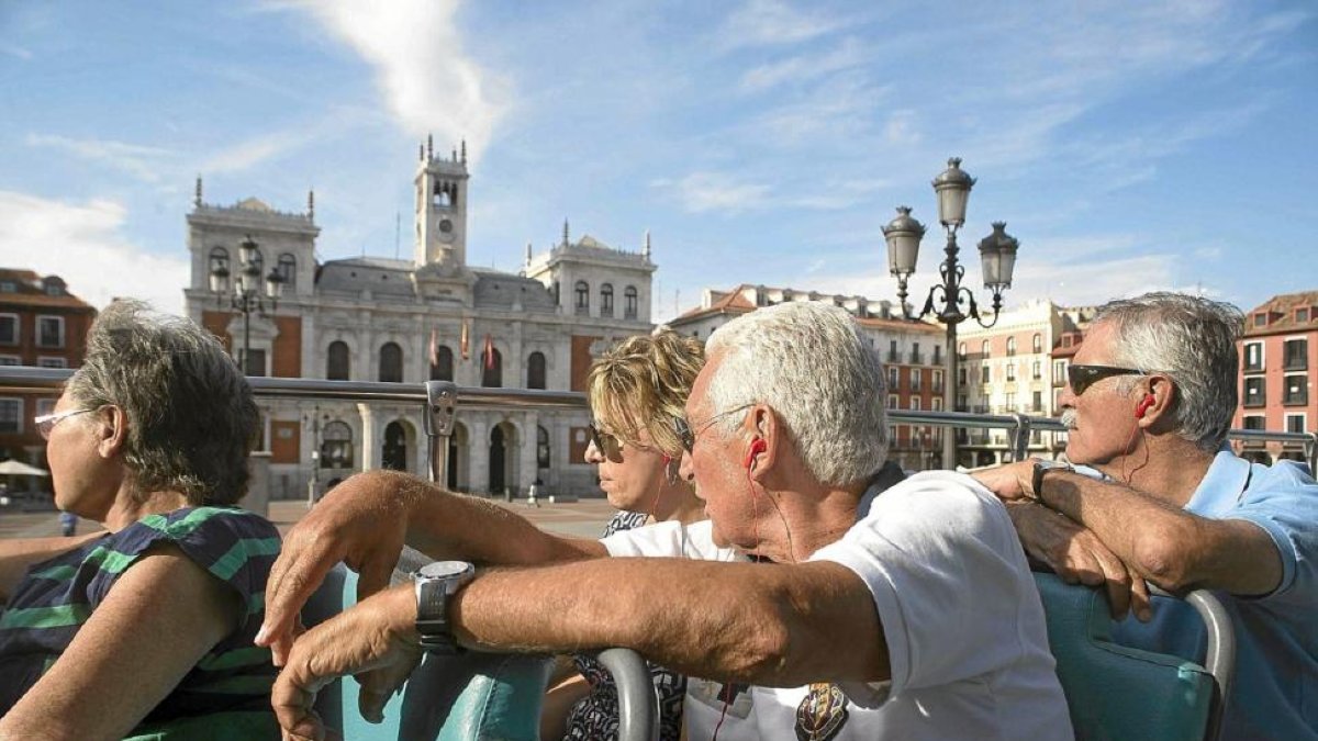 El bus turístico es una de las mejores maneras de conocer la ciudad.-PHOTOGENIC