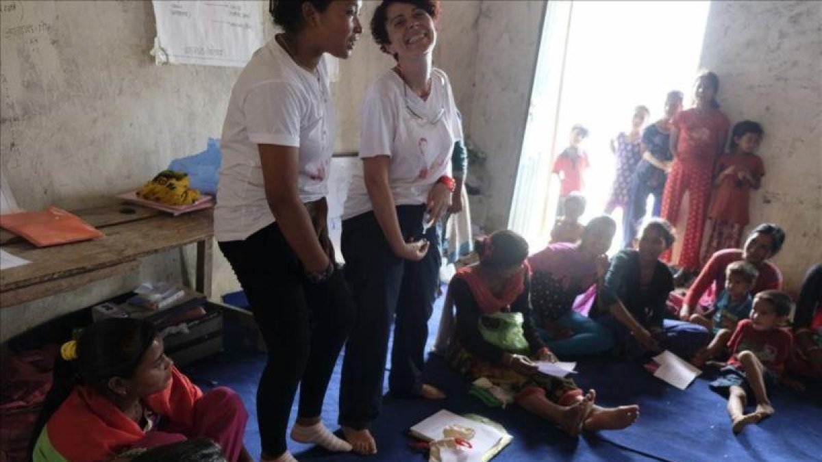 Nepal Proyecto The Rato Baltin para trabajar la educacion sexual y la menstruaccion con el uso de la copa menstrual para las mujeres del Nepal.-EL PERIÓDICO