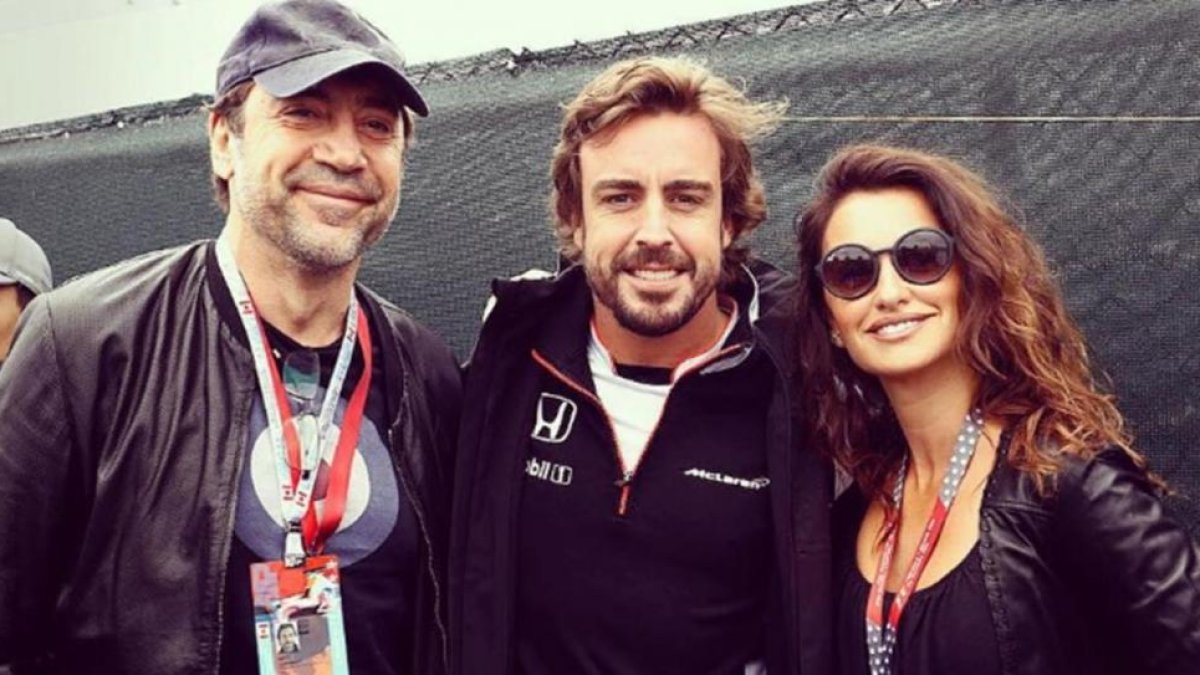 Fernando Alonso, entre Javier Bardem y Penélope Cruza poco antes del Gran Premio de Canadá que se ha disputado este domingo.-INSTAGRAM