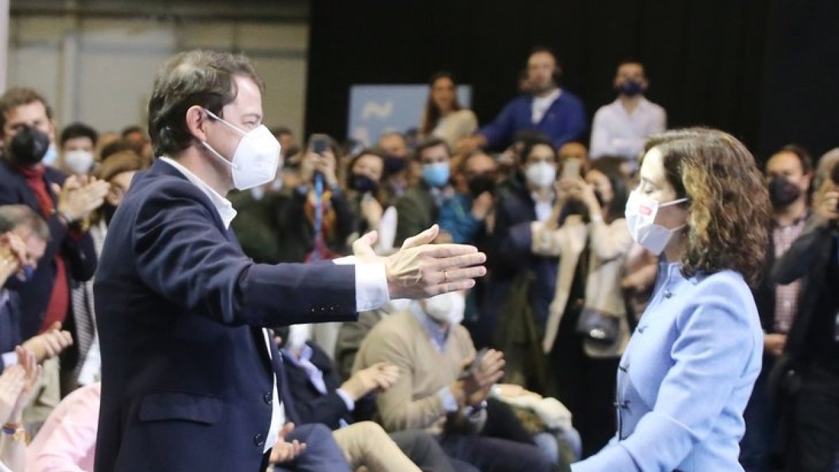Alfonso Fernández Mañueco se abraza con Isabel Díaz Ayuso en un acto de campaña electoral.- ICAL