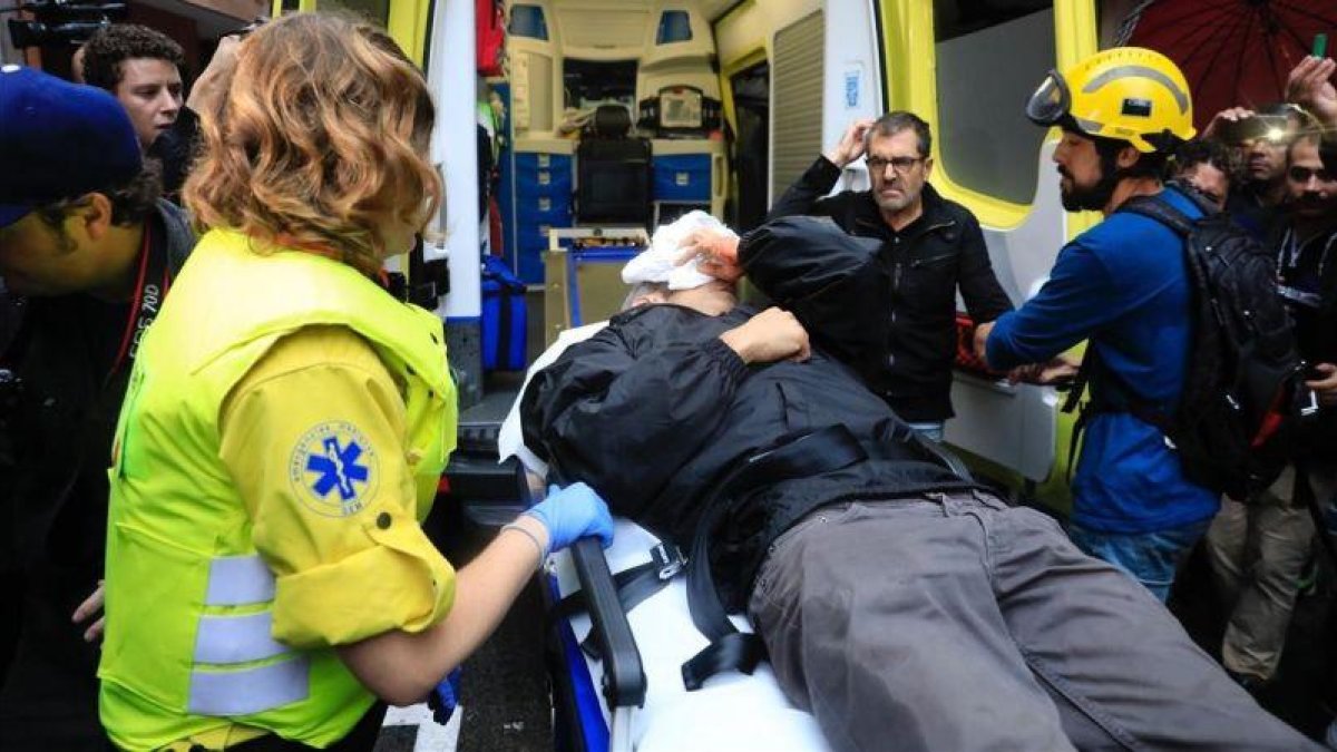 Roger Español es atendido por los servicios de emergencias tras ser herido por una pelota de goma durante la carga policial en la escuela Ramon Llull el 1-O.-FERRAN NADEU