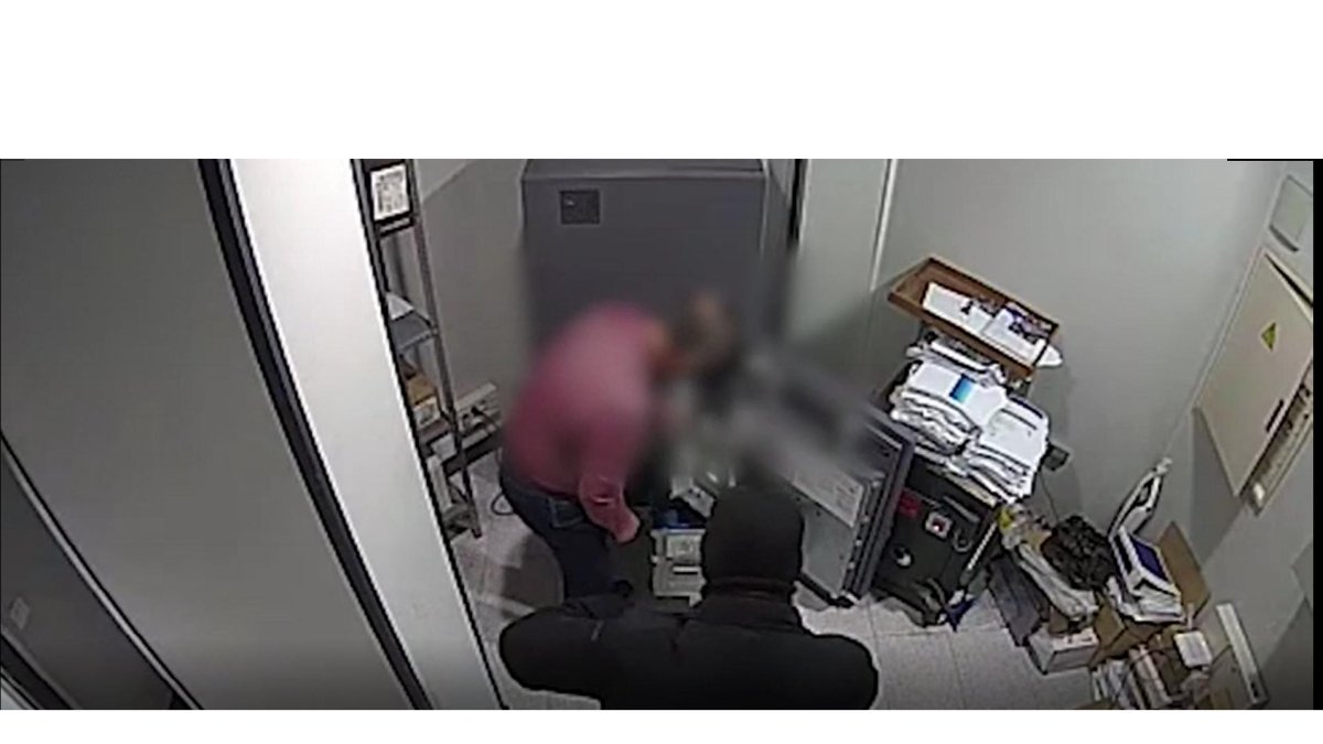 La Policía Nacional detuvo a tres presuntos miembros de un grupo criminal dedicado a atracar bancos en los que encerraban a las víctimas en un despacho, almacén o baño y las ataban con bridas, además de obligarles a desprenderse de sus abrigos y bolsos. -E. M.