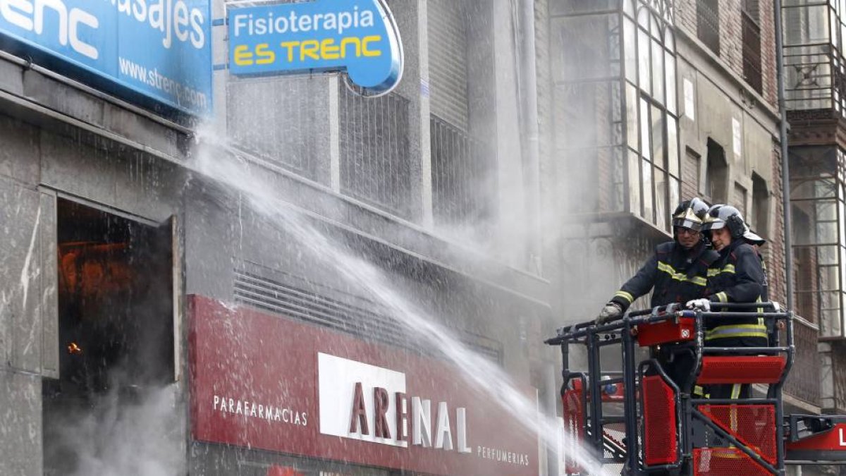 Incendio del cuadro eléctrico de un edificio ubicado en la avenida Ordoño II de la capital leonesa-Ical