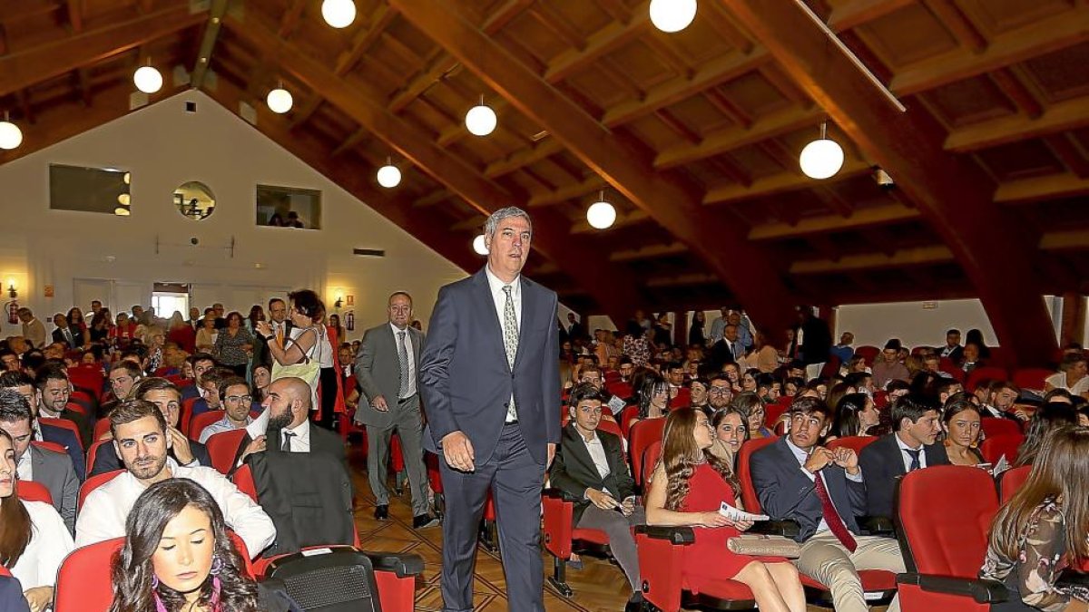 José Vicente de los Mozos en su entrada al acto de graduación celebrado ayer en el Palacio de Congresos Conde Ansúrez.-ICAL